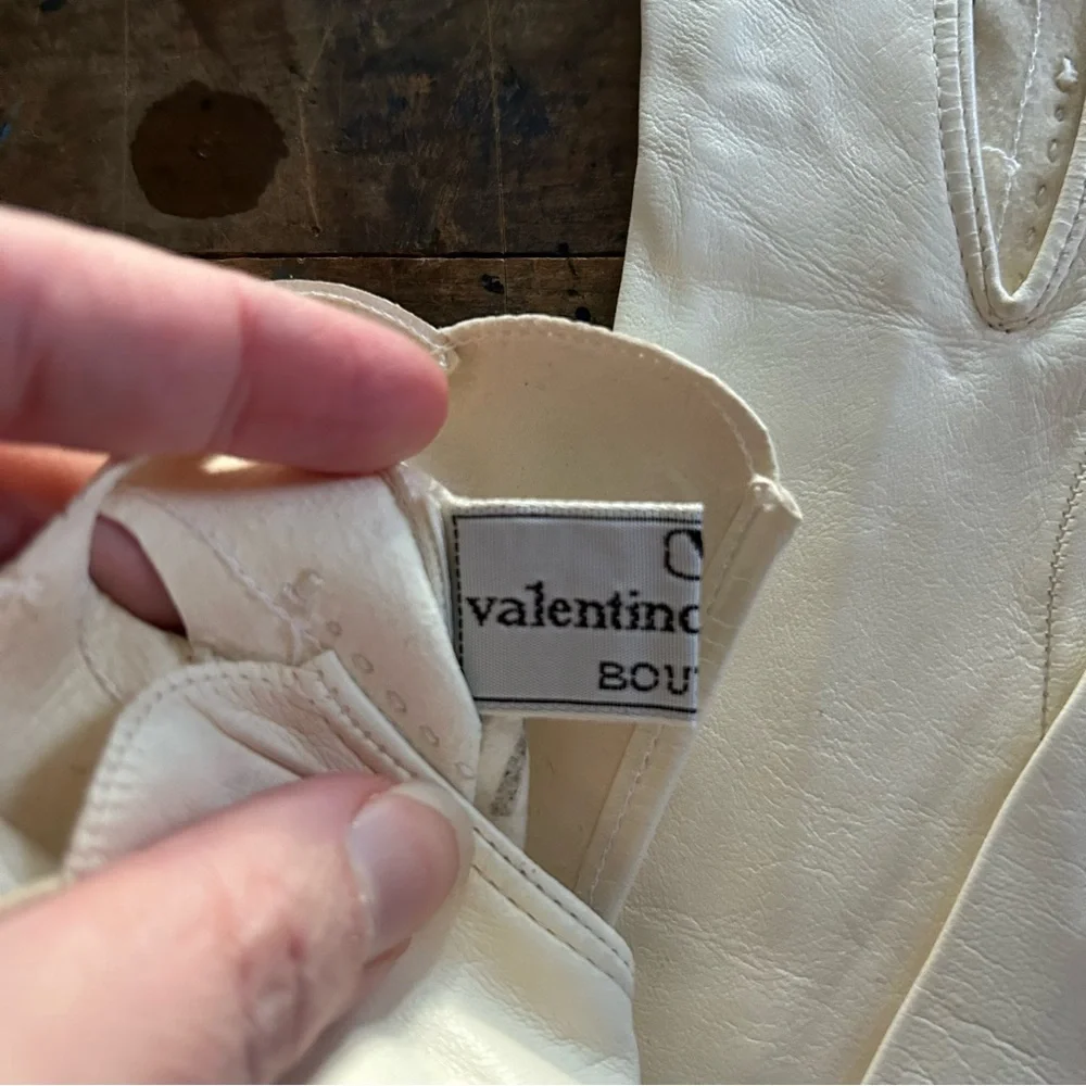 Valentino Garavani Cream Scalloped Leather Gloves